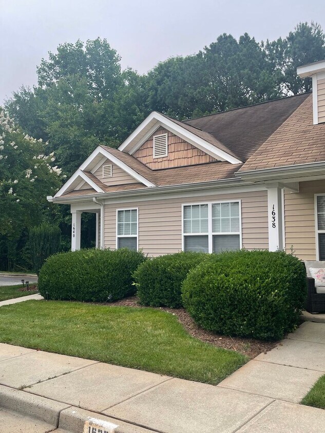 Foto del edificio - Charming End-Unit Townhome with Prime Loca...