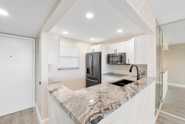 Building Photo - 1391 S Ocean Blvd