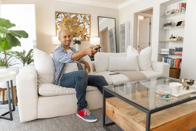 Building Photo - 1119 N Sweetzer Ave