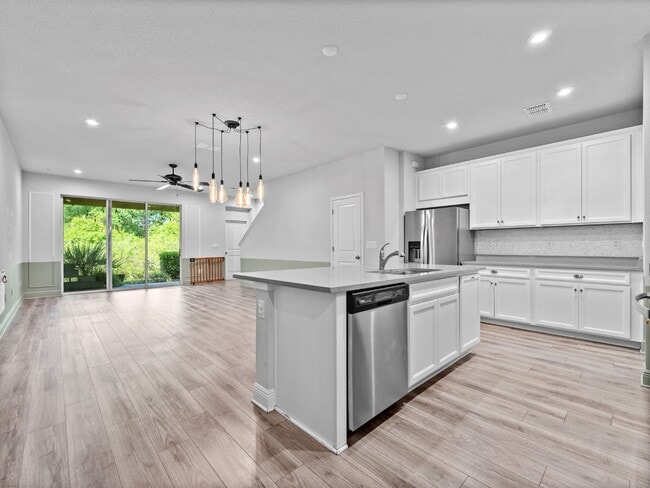 Foto del edificio - Stunning, 3-bedroom, 2.5-bath, townhome located in the highly desirable GATED resort community of...
