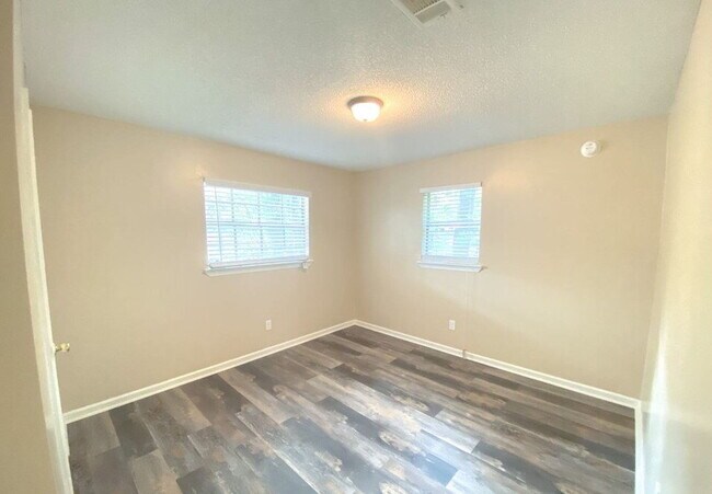 Foto del edificio - Gorgeous 3bed 1 and a half bath home.