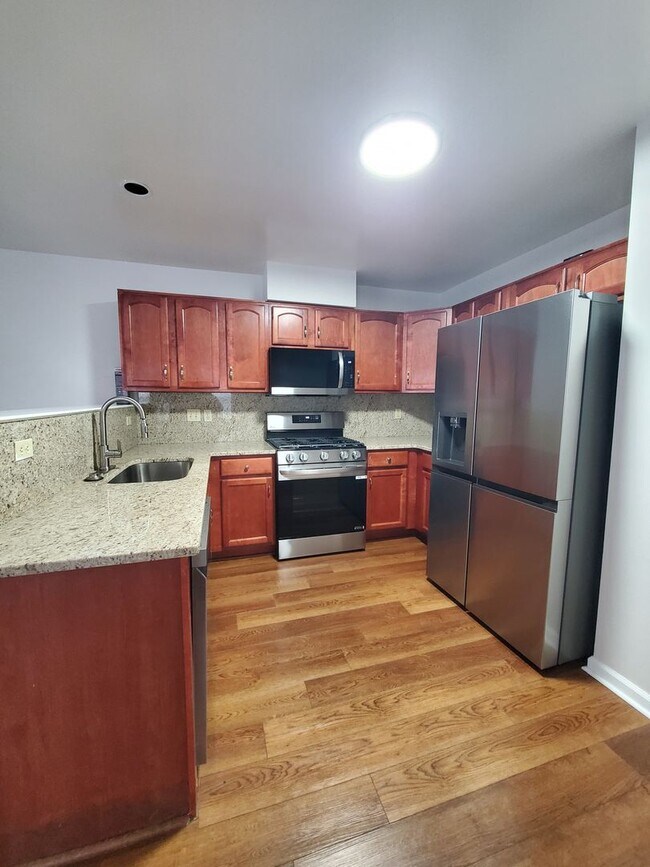 Foto del edificio - Beautifully Upgraded Semi-Detached Home with 3 Bedrooms Plus Den in East Penn School District