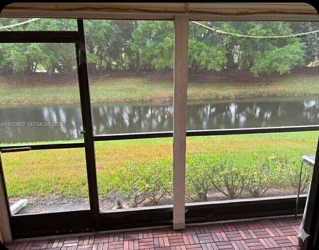 Building Photo - 341 Lakeview Dr