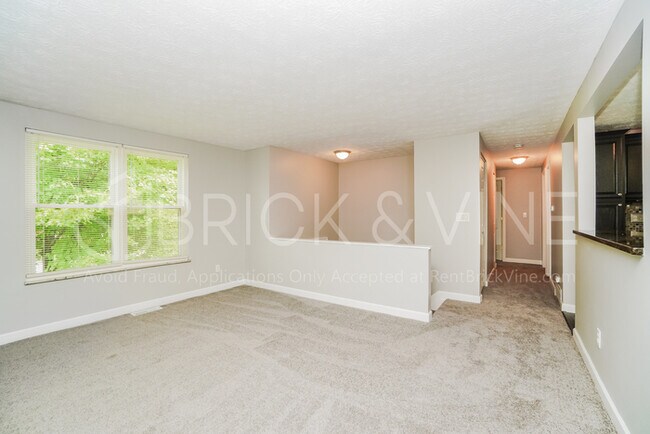 Foto del edificio - Charming home w/ fenced yard, deck & garage