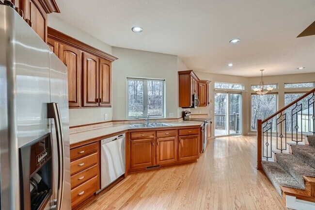 Foto del edificio - 2296 Highwood Avenue E