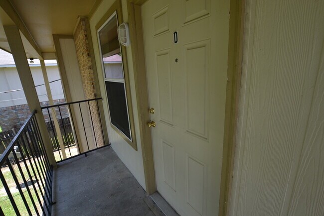 Building Photo - 2150 N Sherwood Forest Dr