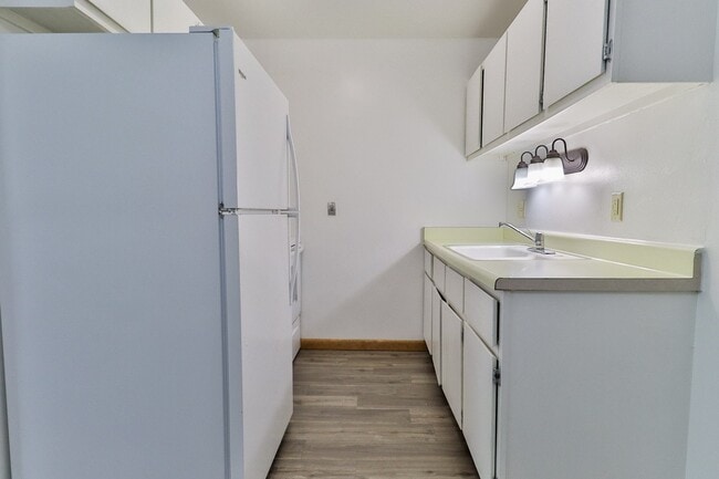 Área de cocina con electrodomésticos eficientes - Alverno Pool Apartments