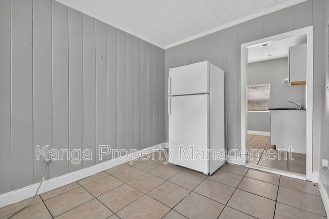 Building Photo - 887 7th St