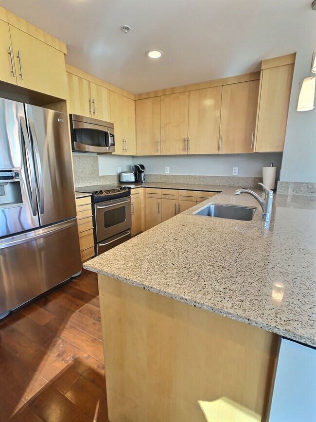 Building Photo - Gorgeous 2 Bedroom Condo with Huge Outdoor...