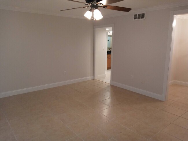 Building Photo - 536 Orange Dr