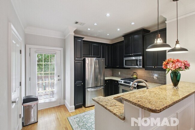 Building Photo - Charming 1BR, 3 Level Townhome in Brookhaven