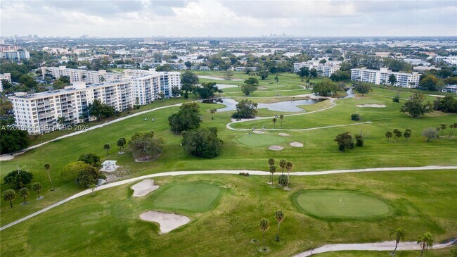 Building Photo - 2850 N Palm Aire Dr