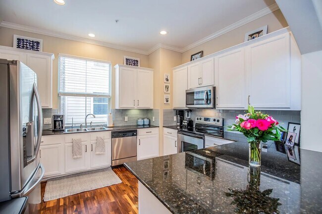 Building Photo - 2902 Chenevert St