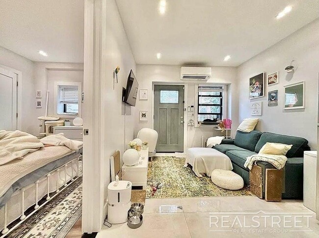 Building Photo - Brand New Gorgeous 1.5 bedroom with Centra...