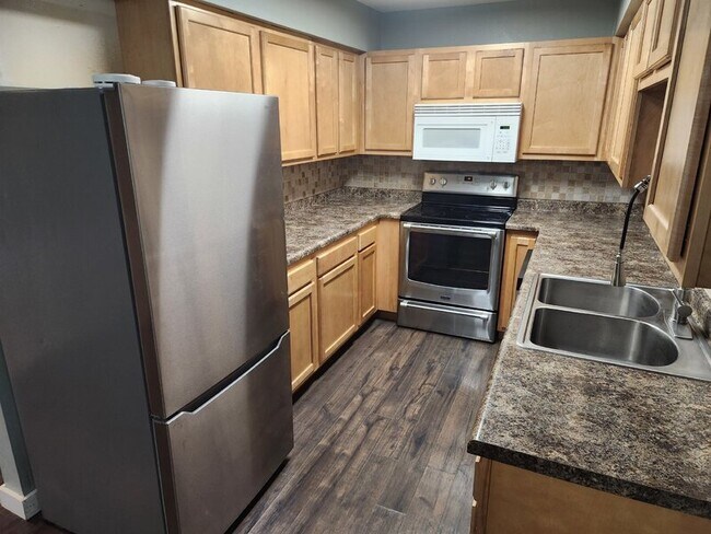 Building Photo - 9513 University Ave