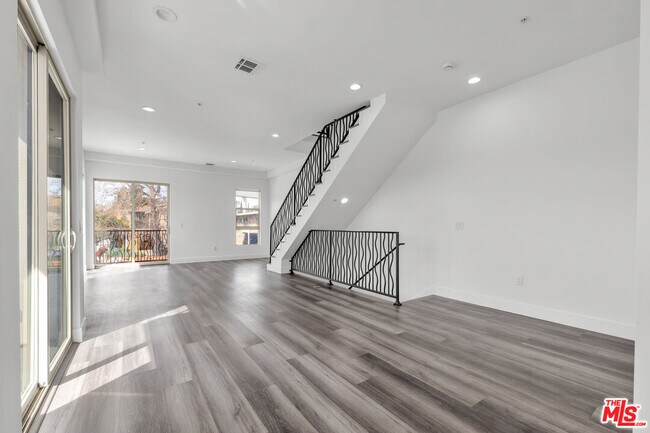 Foto del edificio - 6006 Klump Ave