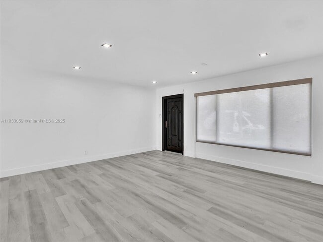 Foto del edificio - 2048 SW 37th Ave