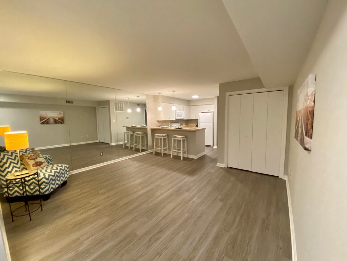 Building Photo - 26D Queen Anne Way