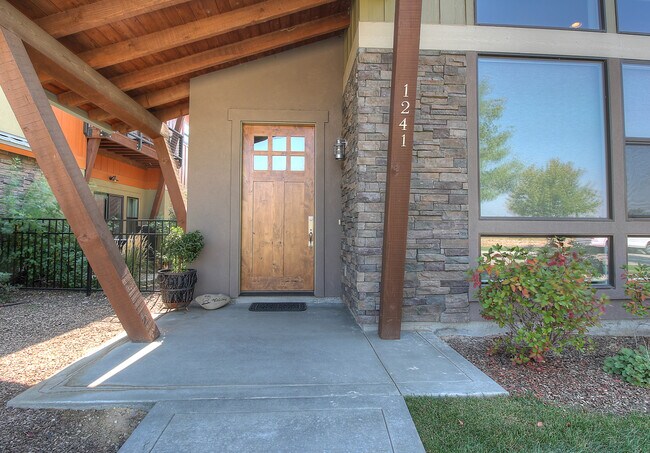 Building Photo - 1241 E Lone Creek Dr