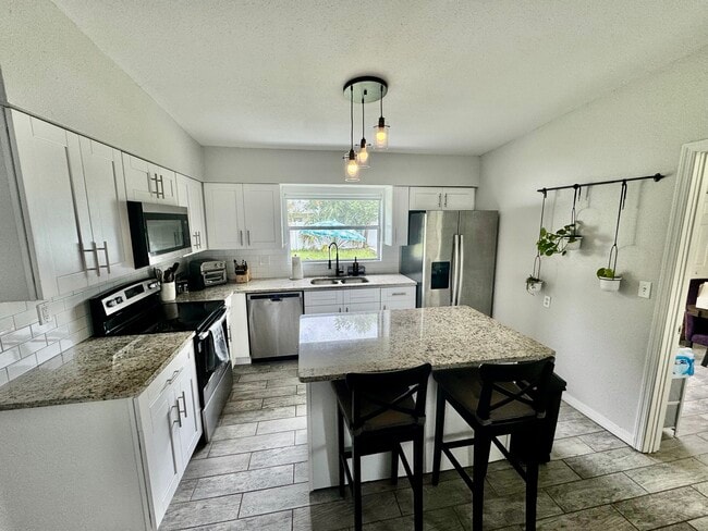 Building Photo - 1434 Overlea St