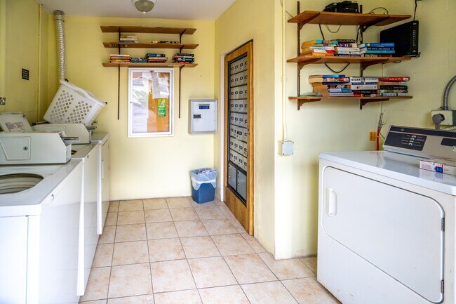 Foto del edificio - 319 Golfview Cir