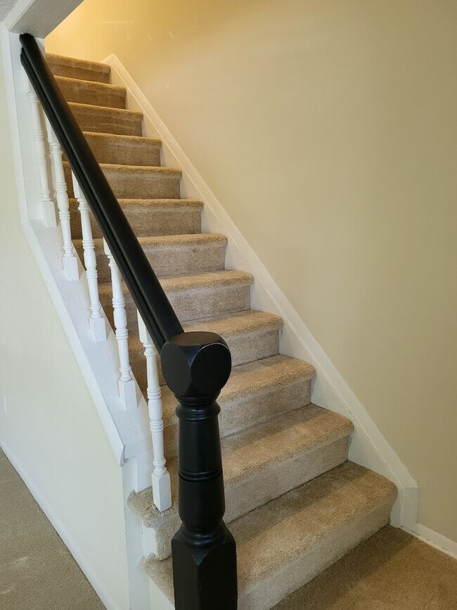 Foto del edificio - RARE 3-Bed Townhome in Fox Ridge Manor!