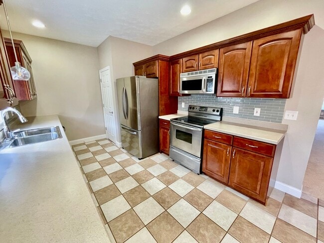 Building Photo - 3 Bed 2 full and 2 1/2 Bath- Imperial PA
