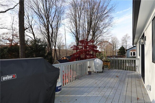 Foto del edificio - 245 Great Hill Rd