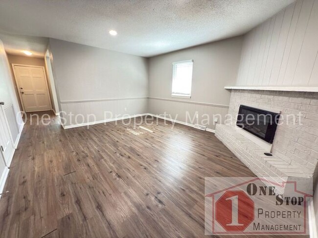 Building Photo - 2 Bedroom and 2 Bathroom duplex in Blue Sp...