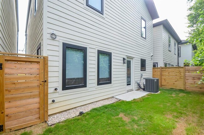 Building Photo - 3630 Dreyfus St