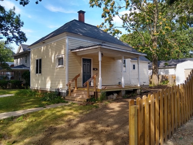 Building Photo - 514 S Elm St