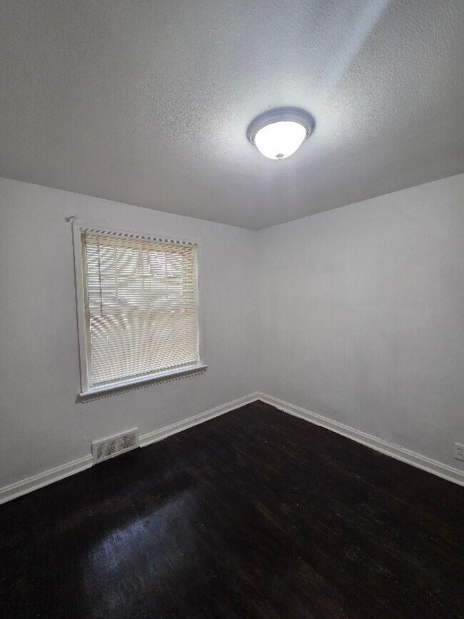 Foto del edificio - 1816 N Hanley Rd