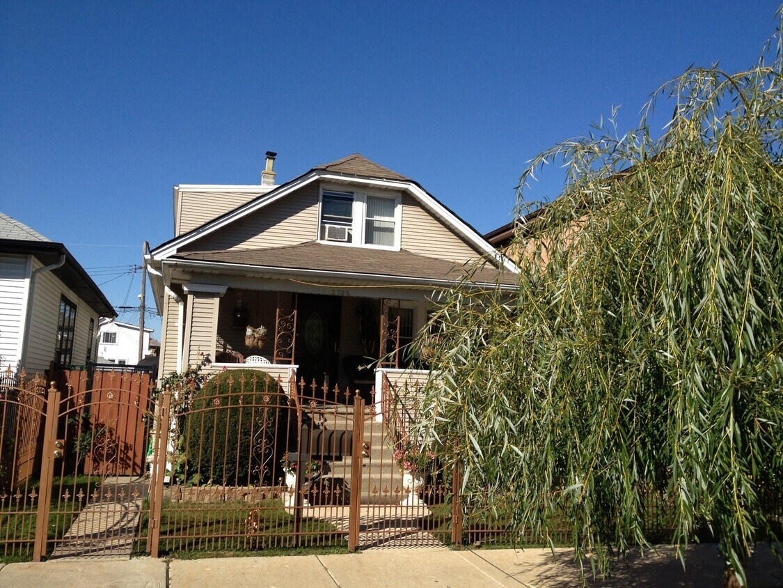Primary Photo - 2724 N Marmora Ave