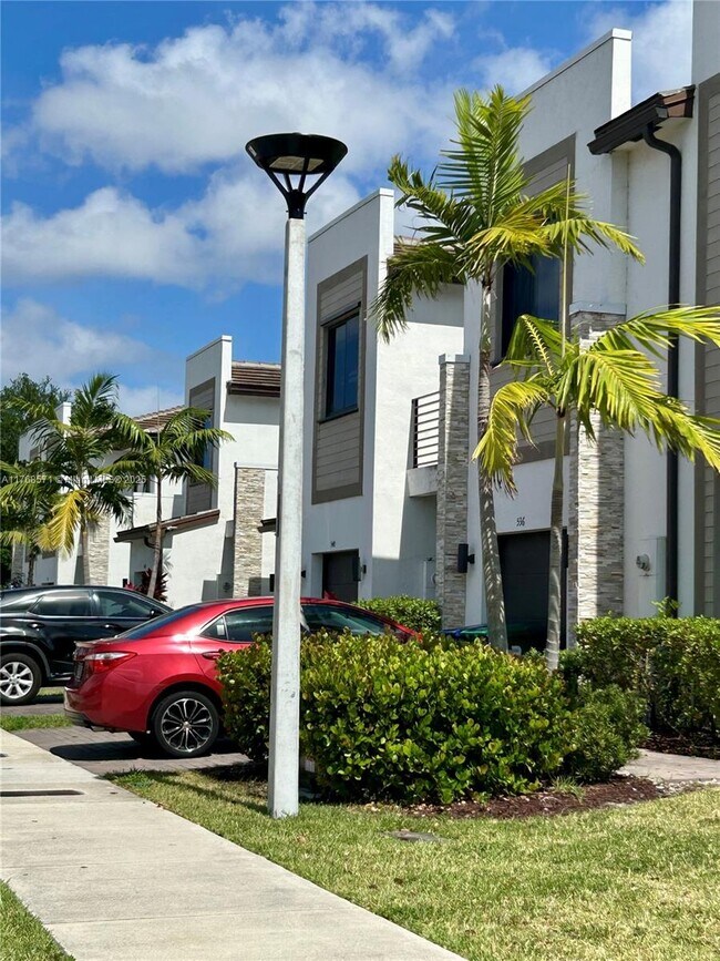 Foto del edificio - 594 NE 207th St