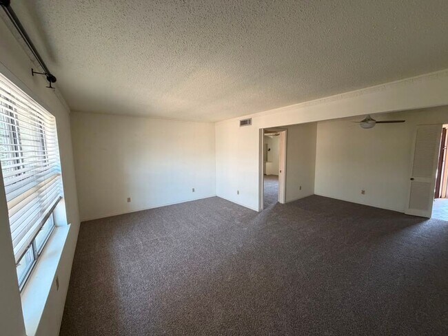 Foto del edificio - 5819 Sandhurst Ln