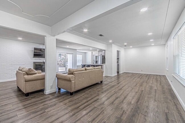 Building Photo - 1805 W Cedar Elm Dr