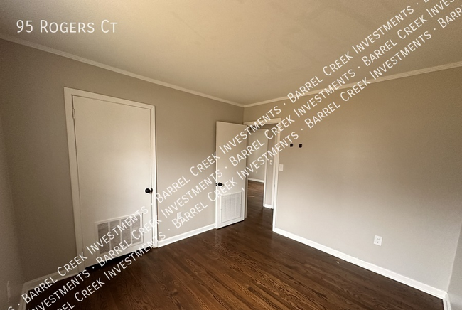 Foto del edificio - 95 Rogers Ct
