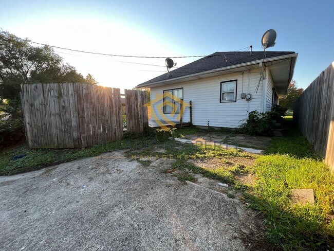 Building Photo - Updated 3 Bedroom / 2 Bath Home in Crown H...