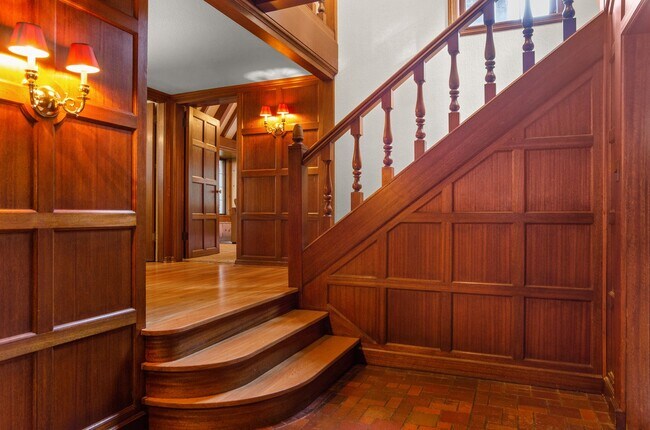 Building Photo - Designer Home in Portland Heights