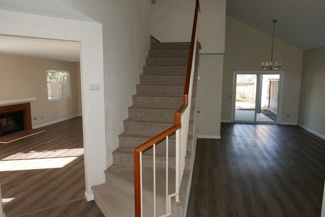 Building Photo - Updated home in Riverside's Hawarden Hills community