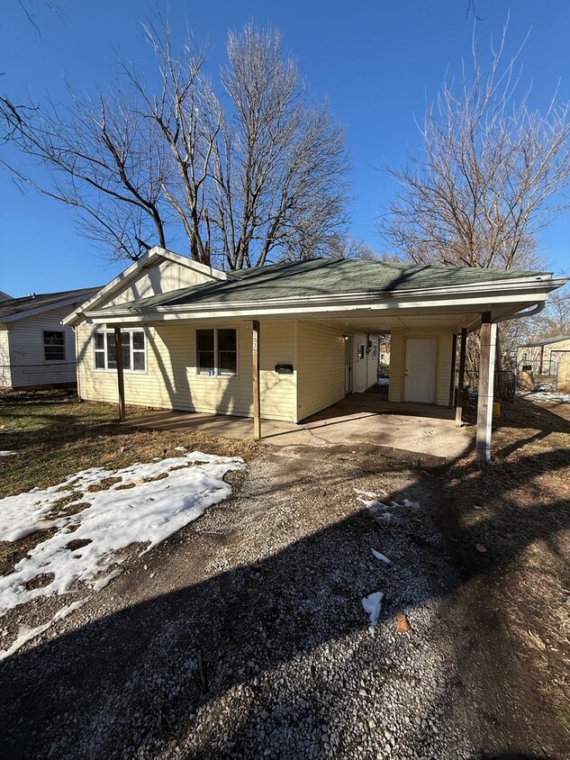 Primary Photo - 3 bedroom/1 bathroom