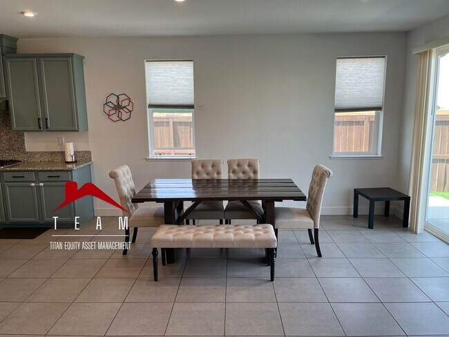 Foto del edificio - Great single story home with solar