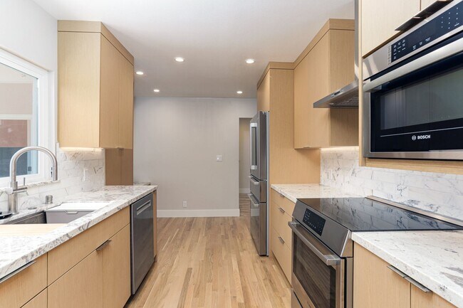Foto del edificio - FULLY RENOVATED 3 BEDROOM, 2 BATHROOM IN E...