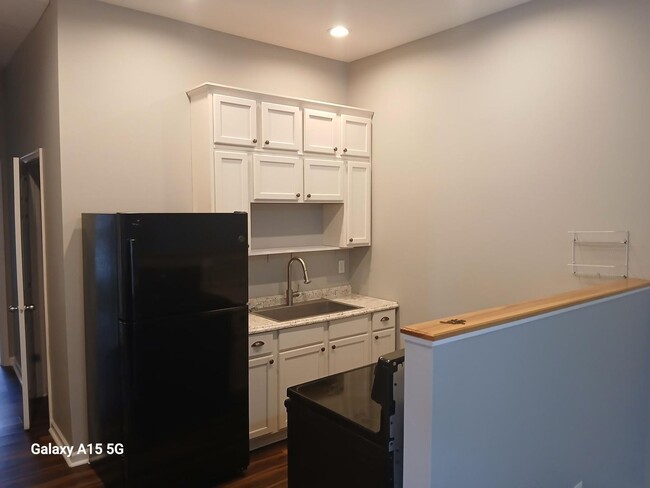 Building Photo - Newly renovted 3 bedroom Close to U of L a...