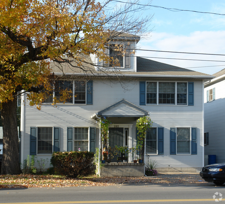 Foto principal - 593 W Main St