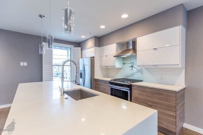 Foto del edificio - Terrific Two-Bedroom with Parking!