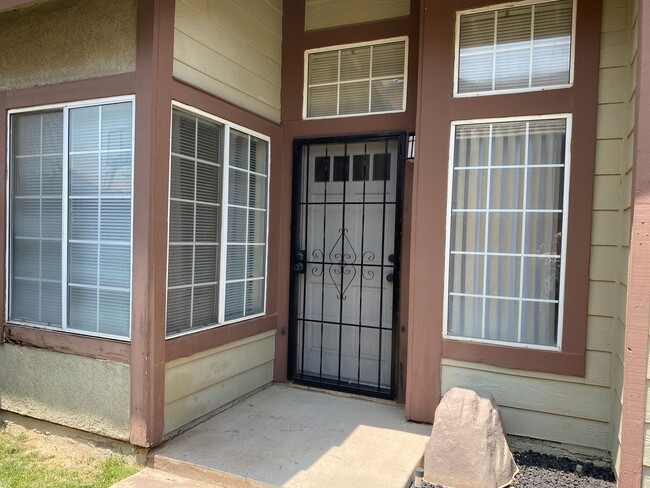 Building Photo - West Lancaster 3 bedroom available now!