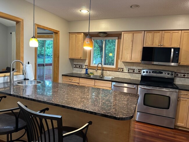 Building Photo - 1657 Helena Rd N