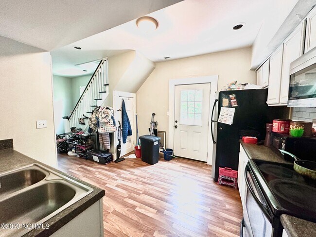 Foto del edificio - 525 Blades Ave