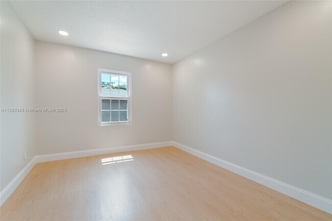 Building Photo - 725 22nd St